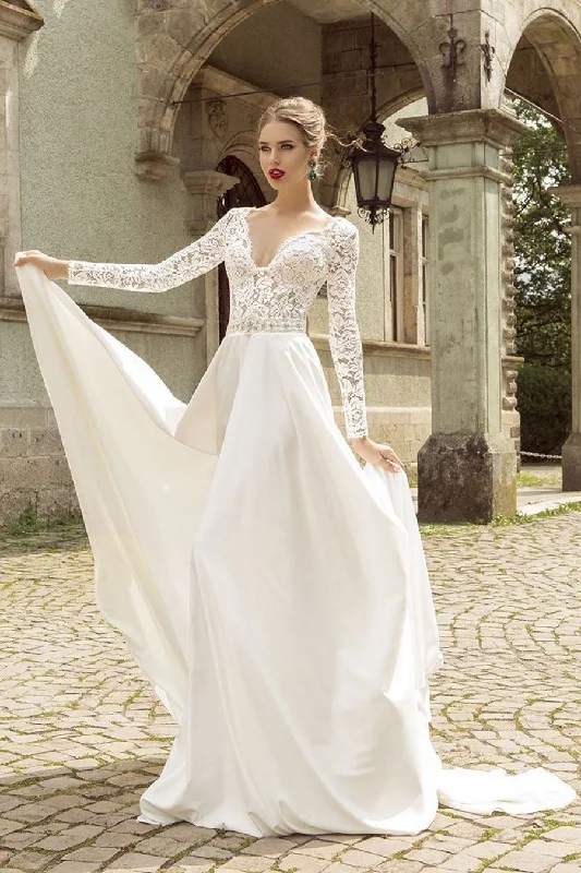 Long-sleeved Beach Bridal Dresses Lace V-neckline Bodice
